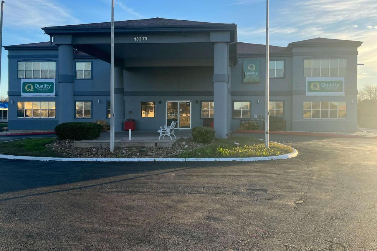 Quality Inn & Suites I-10 Near Fiesta Texas San Antonio Esterno foto