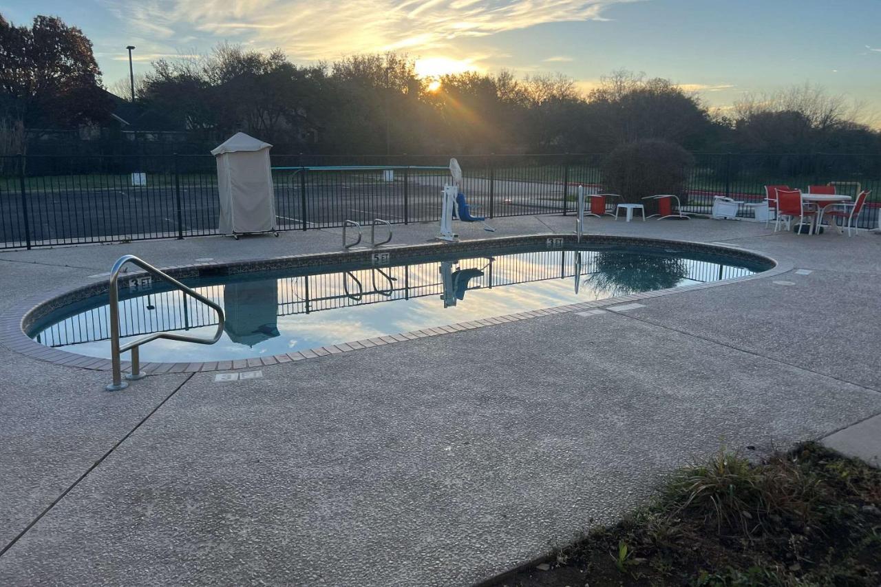 Quality Inn & Suites I-10 Near Fiesta Texas San Antonio Esterno foto